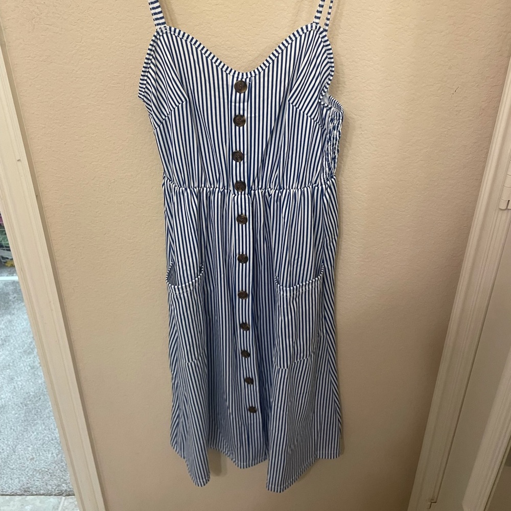 Size M but can fit small! Never worn!!!